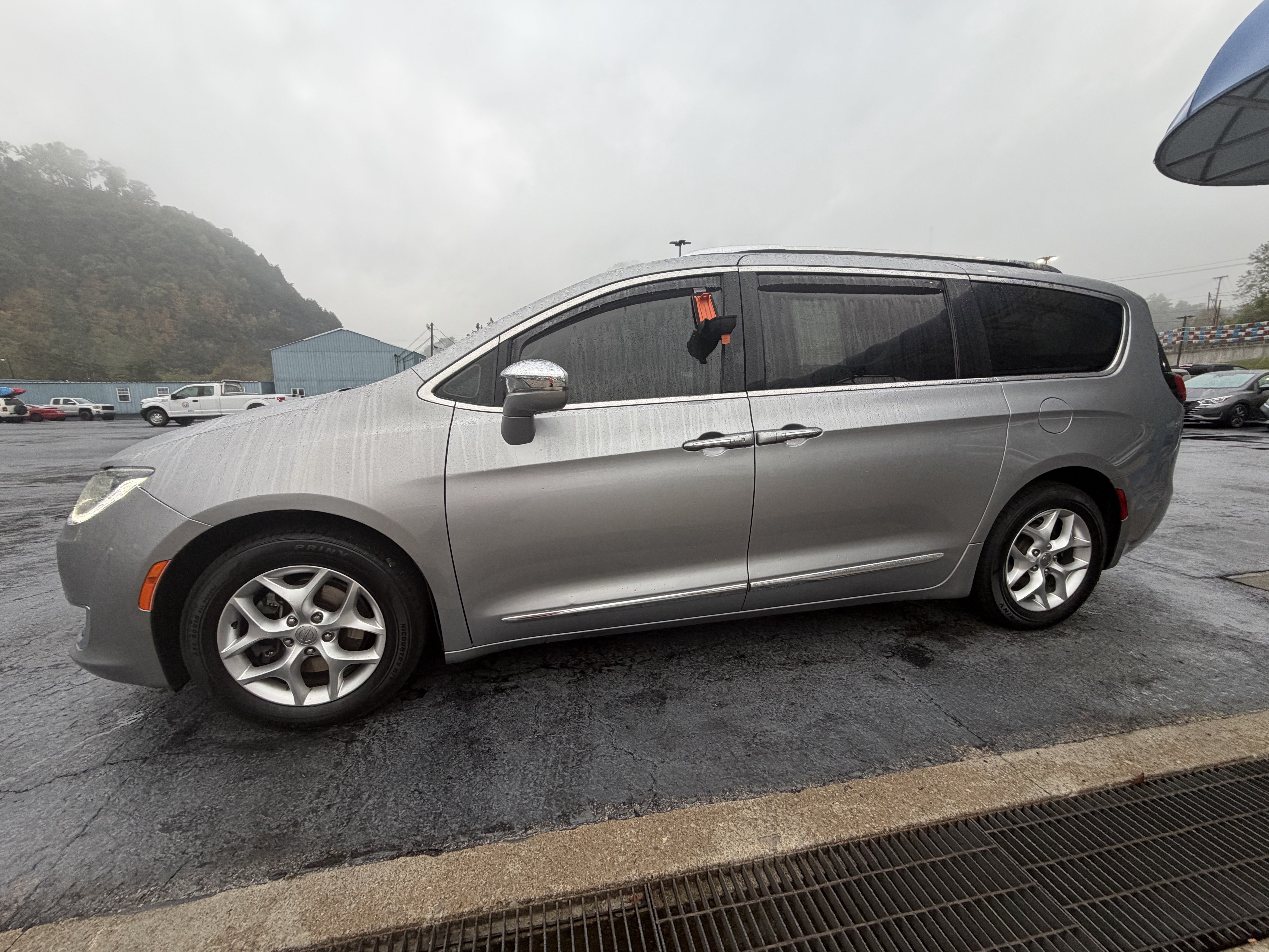 Used 2020 Chrysler Pacifica Limited FWD image 4