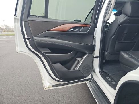 Used 2016 Cadillac Escalade Luxury image 26