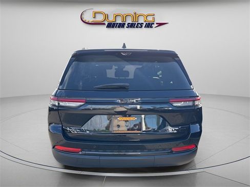 Used 2023 Jeep Grand Cherokee Limited w/ Luxury Tech Group II image 3