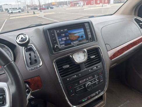 Used 2014 Chrysler Town & Country Touring image 12