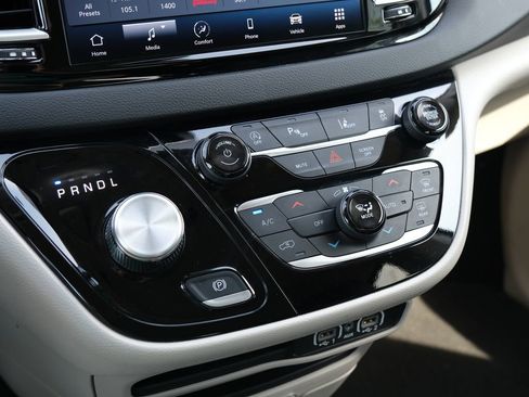 Used 2024 Chrysler Pacifica Touring-L FWD image 21
