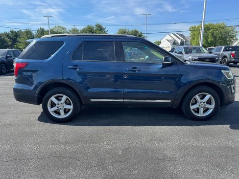 Used 2017 Ford Explorer XLT w/ Equipment Group 202A AWD/4WD image 6
