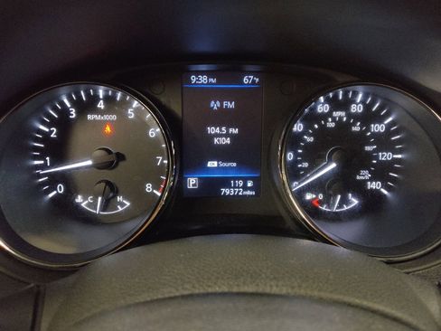 Used 2018 Nissan Rogue SV image 23