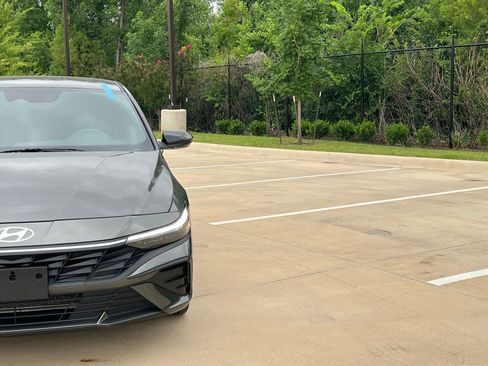 Certified 2025 Hyundai Elantra Sport FWD image 3