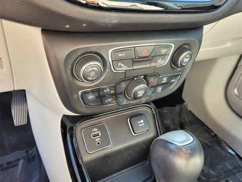 Used 2018 Jeep Compass Limited w/ Navigation Group image 25