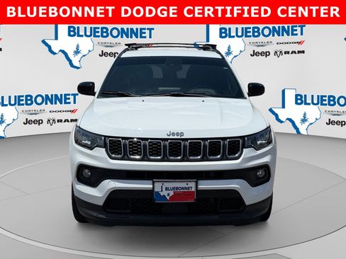 Used 2025 Jeep Compass Latitude AWD/4WD image 2