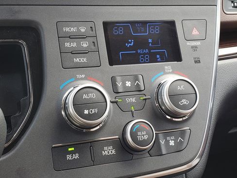 Used 2019 Toyota Sienna Limited Premium image 23