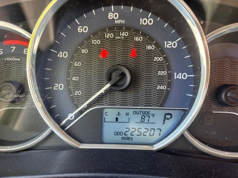 Used 2016 Toyota Corolla LE FWD image 13