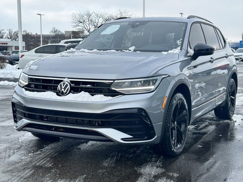 Certified 2023 Volkswagen Tiguan SE R-Line image 3