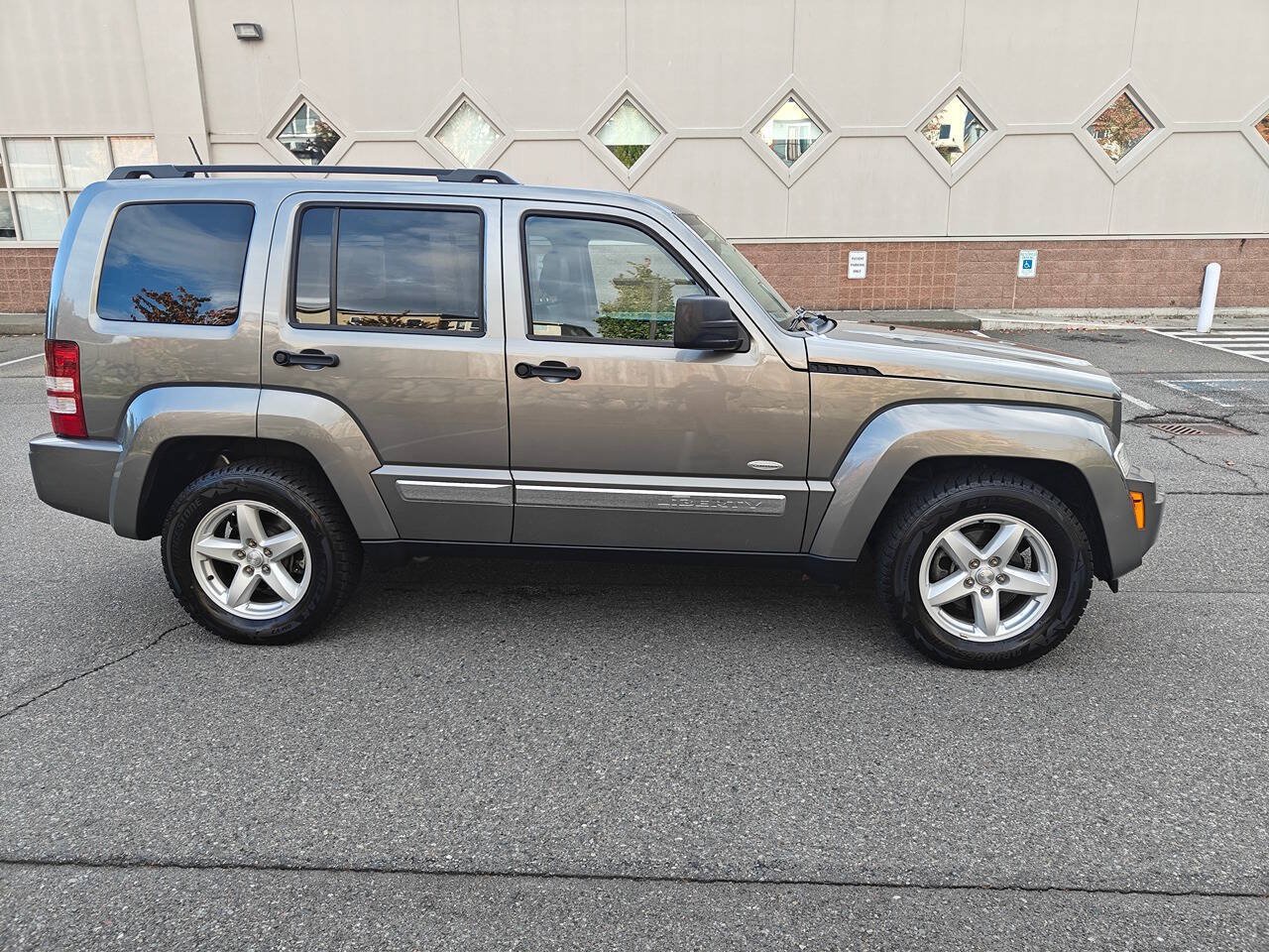 Used 2012 Jeep Liberty Sport AWD/4WD image 5