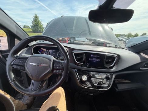 Used 2020 Chrysler Pacifica Touring-L FWD image 3