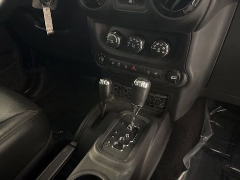 Used 2015 Jeep Wrangler Unlimited Sahara AWD/4WD image 16
