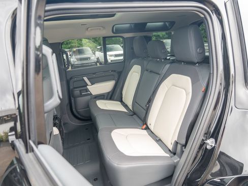 Used 2024 Land Rover Defender 110 X-Dynamic SE AWD/4WD image 36