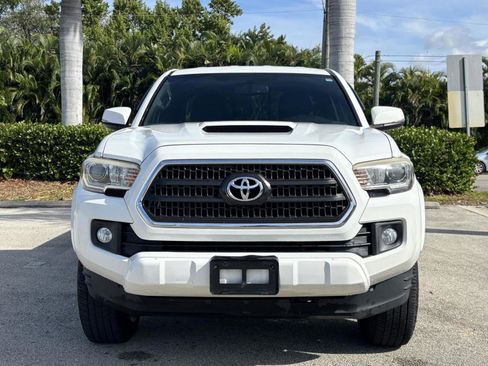 Used 2017 Toyota Tacoma TRD Off-Road image 2