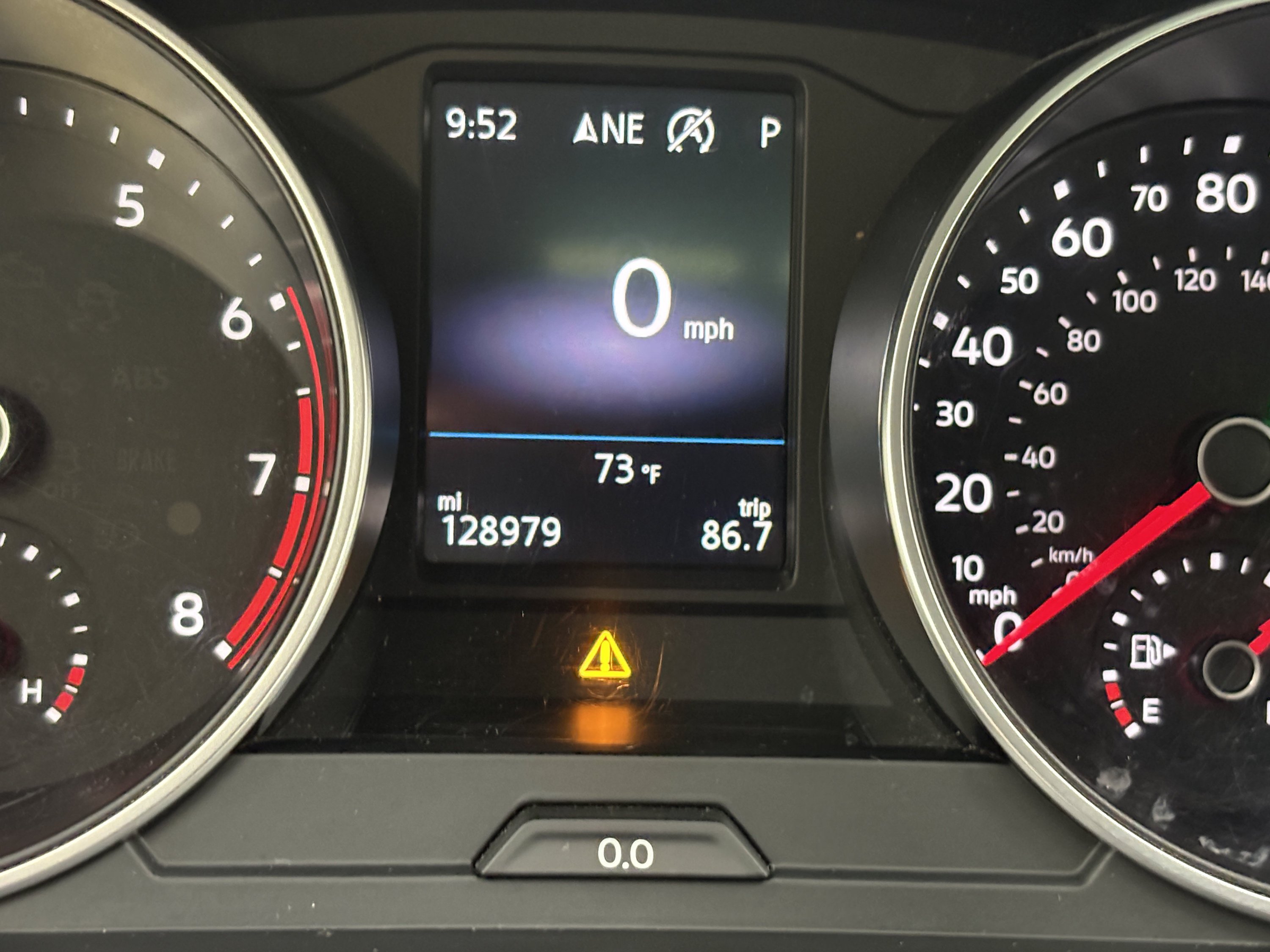 Used 2018 Volkswagen Tiguan SEL AWD/4WD image 36