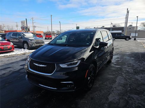 Used 2023 Chrysler Pacifica Touring-L FWD image 6