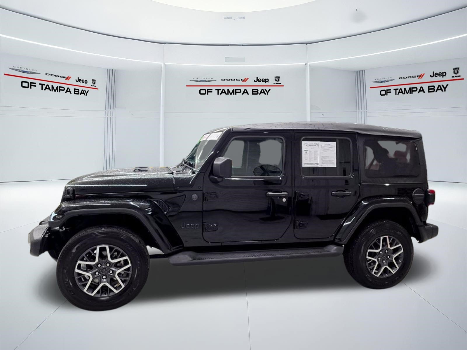 Used 2025 Jeep Wrangler Unlimited Sahara AWD/4WD image 3