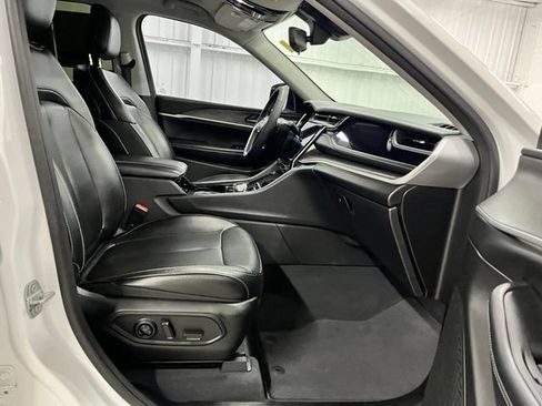 Used 2023 Jeep Grand Cherokee Limited RWD image 17
