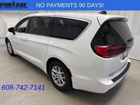 Used 2023 Chrysler Pacifica Touring-L FWD image 4