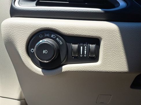 Certified 2023 Chrysler Pacifica Touring-L FWD image 26