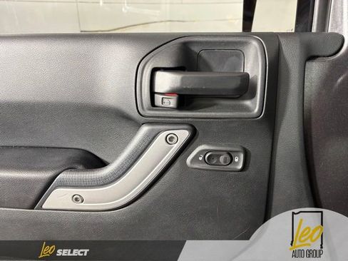 Used 2017 Jeep Wrangler Unlimited Sahara w/ Connectivity Group AWD/4WD image 19