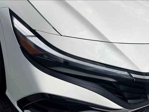 New 2025 Hyundai Elantra Limited image 31