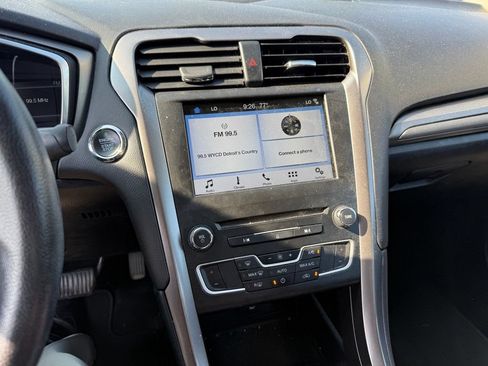 Used 2017 Ford Fusion SE w/ Fusion SE Technology Package FWD image 9