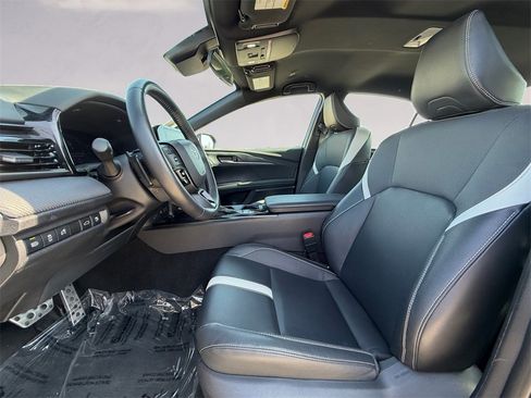 Used 2025 Toyota Camry SE image 10