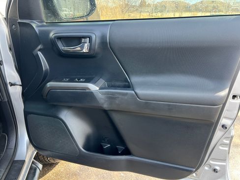 Used 2019 Toyota Tacoma TRD Off-Road AWD/4WD image 17