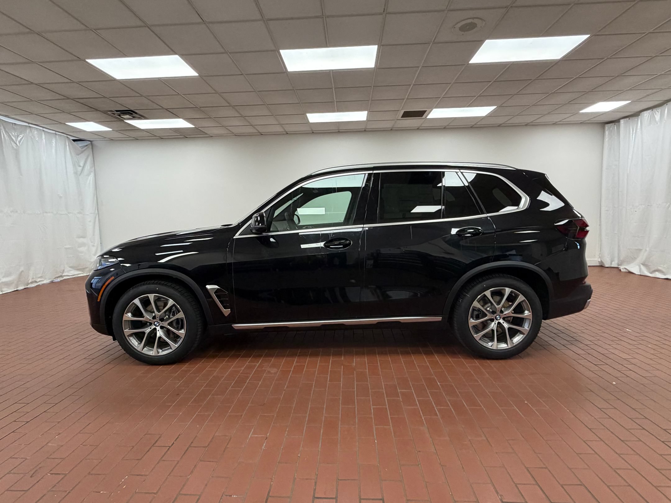 Used 2026 BMW X5 xDrive40i w/ Parking Assistance Package AWD/4WD image 2