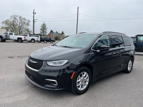Used 2022 Chrysler Pacifica Touring-L FWD image 3