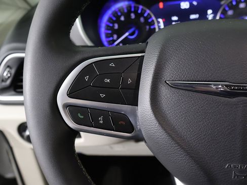 Used 2024 Chrysler Pacifica Touring-L image 40