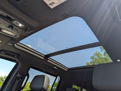 Used 2021 Chevrolet Suburban Z71 image 16