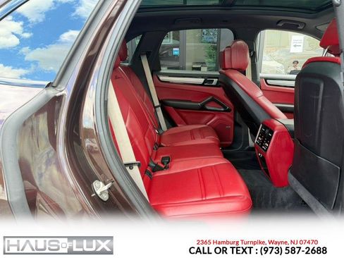 Used 2023 Porsche Cayenne Platinum Edition AWD/4WD image 19