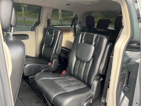 Used 2013 Chrysler Town & Country Touring image 15