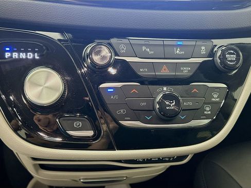 Used 2024 Chrysler Pacifica Touring-L image 15