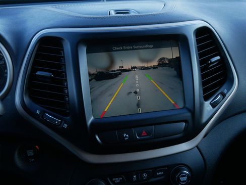 Used 2018 Jeep Cherokee Limited image 32