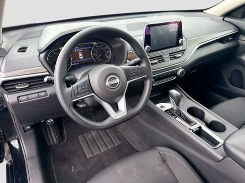 Used 2025 Nissan Altima 2.5 SV FWD image 9