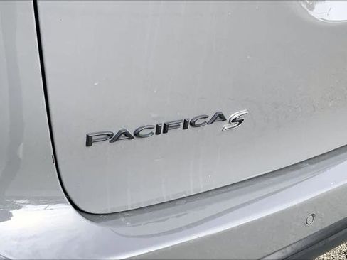 Certified 2025 Chrysler Pacifica Limited image 10