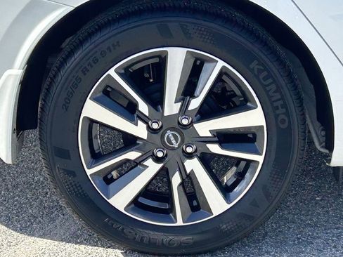 Used 2025 Nissan Versa SV w/ Trunk Package image 7