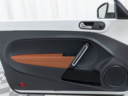 Used 2017 Volkswagen Beetle 1.8T Classic image 11