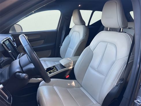 Used 2020 Volvo XC40 T4 Inscription image 12