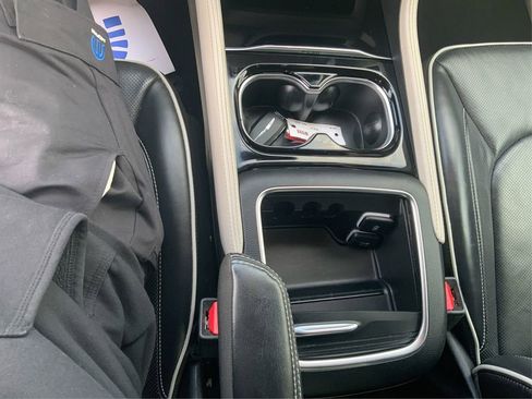 Used 2024 Chrysler Pacifica Limited image 15