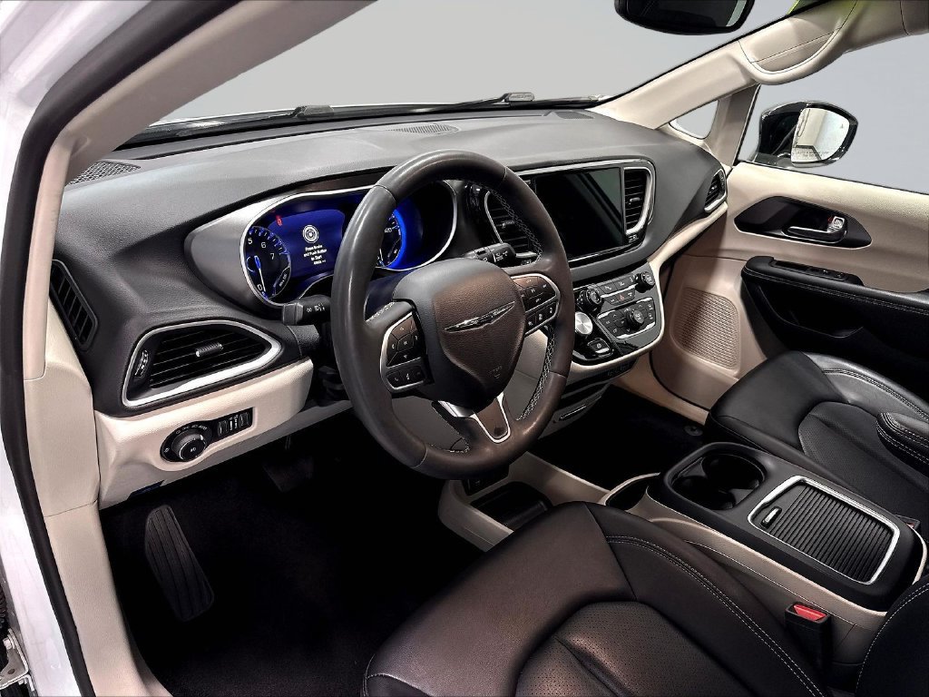 Used 2024 Chrysler Pacifica Touring-L FWD image 20