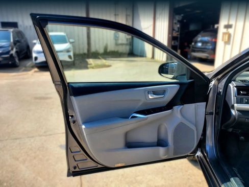 Used 2017 Toyota Camry SE w/ Moonroof Package FWD image 23