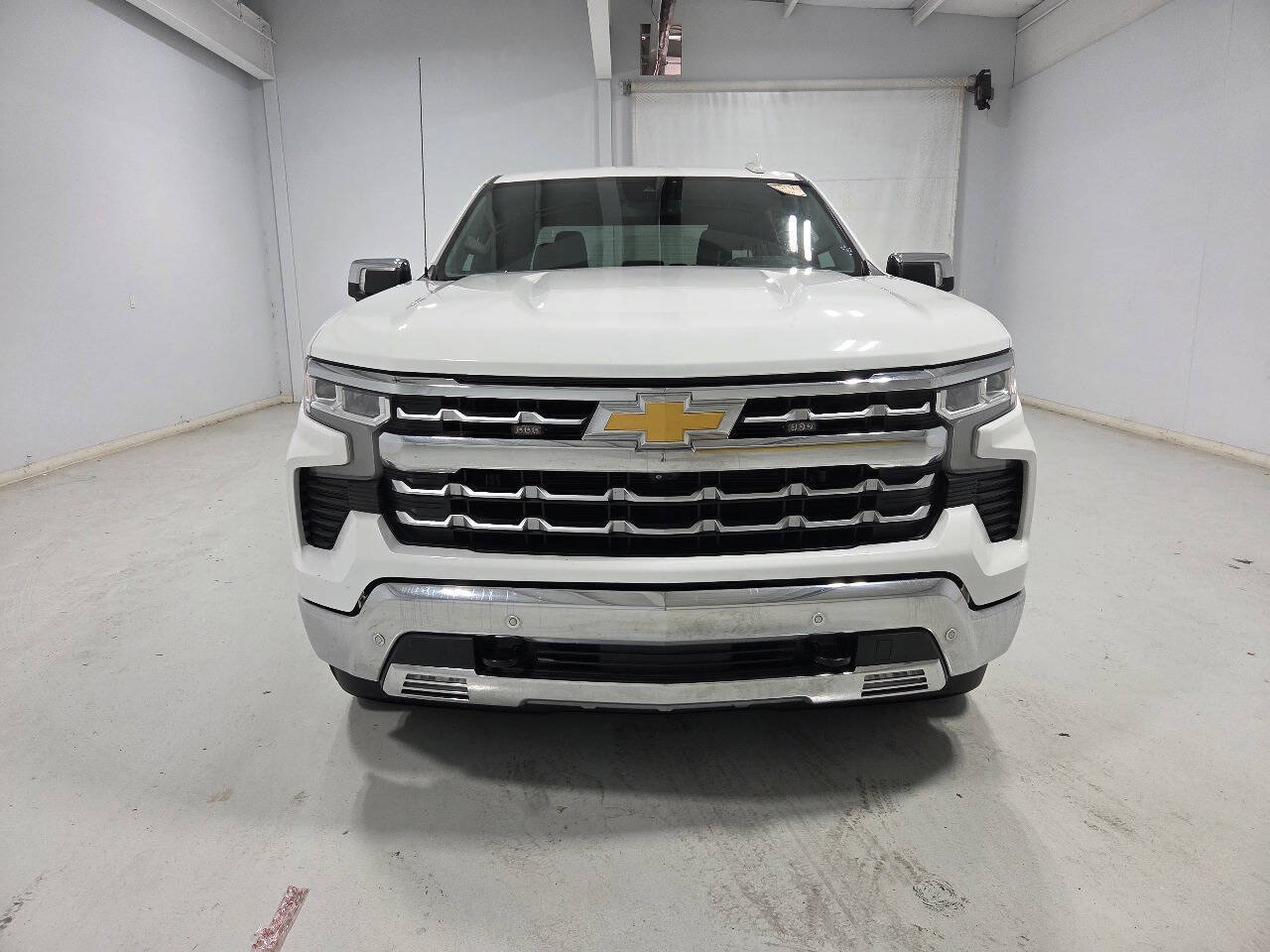 Used 2022 Chevrolet Silverado 1500 LTZ w/ Z71 Off-Road Package AWD/4WD image 4