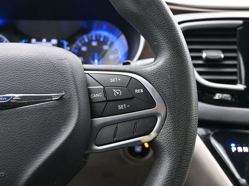 Used 2017 Chrysler Pacifica Touring image 46