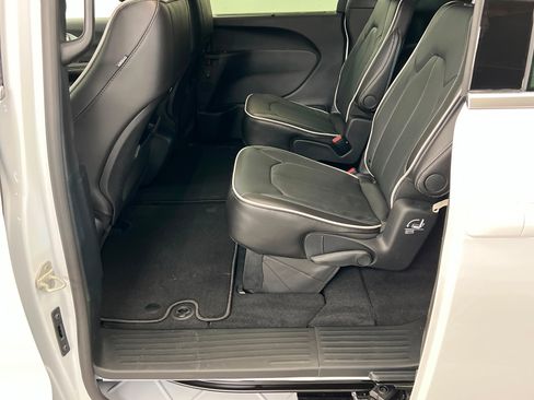 New 2026 Chrysler Pacifica Limited w/ Trailer Tow Group image 20