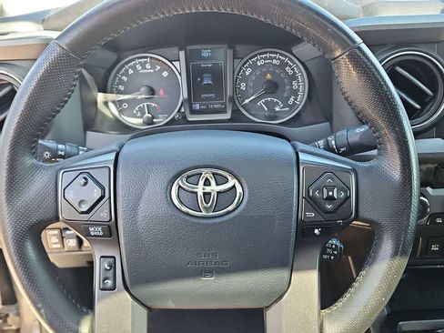 Used 2017 Toyota Tacoma TRD Off-Road AWD/4WD image 19