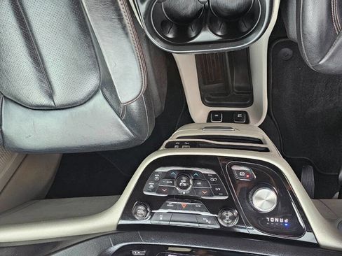 Used 2018 Chrysler Pacifica Touring-L image 17